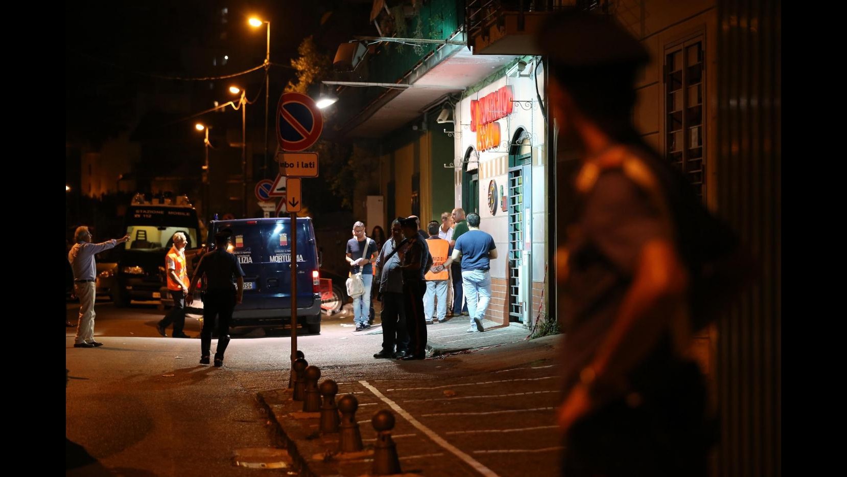 Napoli, 38enne cerca di sventare una rapina ma viene ucciso davanti alla figlia