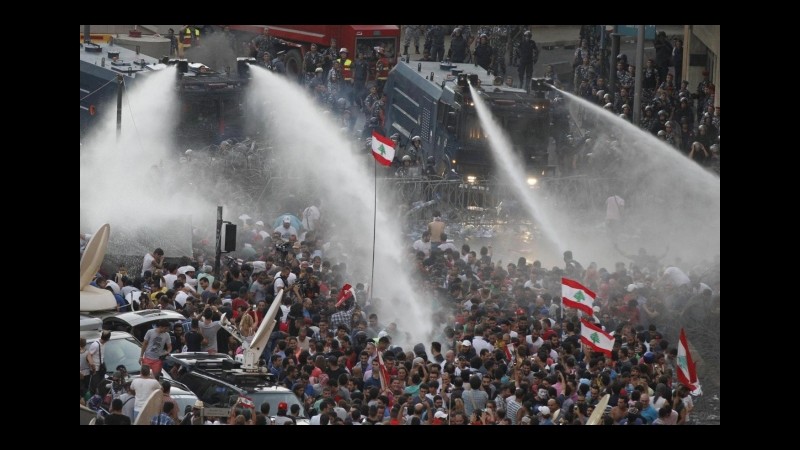 Libano, a Beirut nuovo corteo ‘You stink’, manifestanti già radunati
