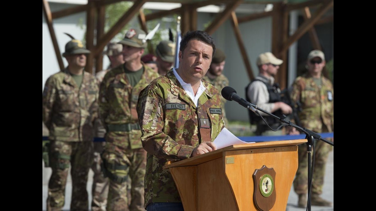 Renzi in visita ai militari in Afghanistan: “Siete qui per un ideale di pace”