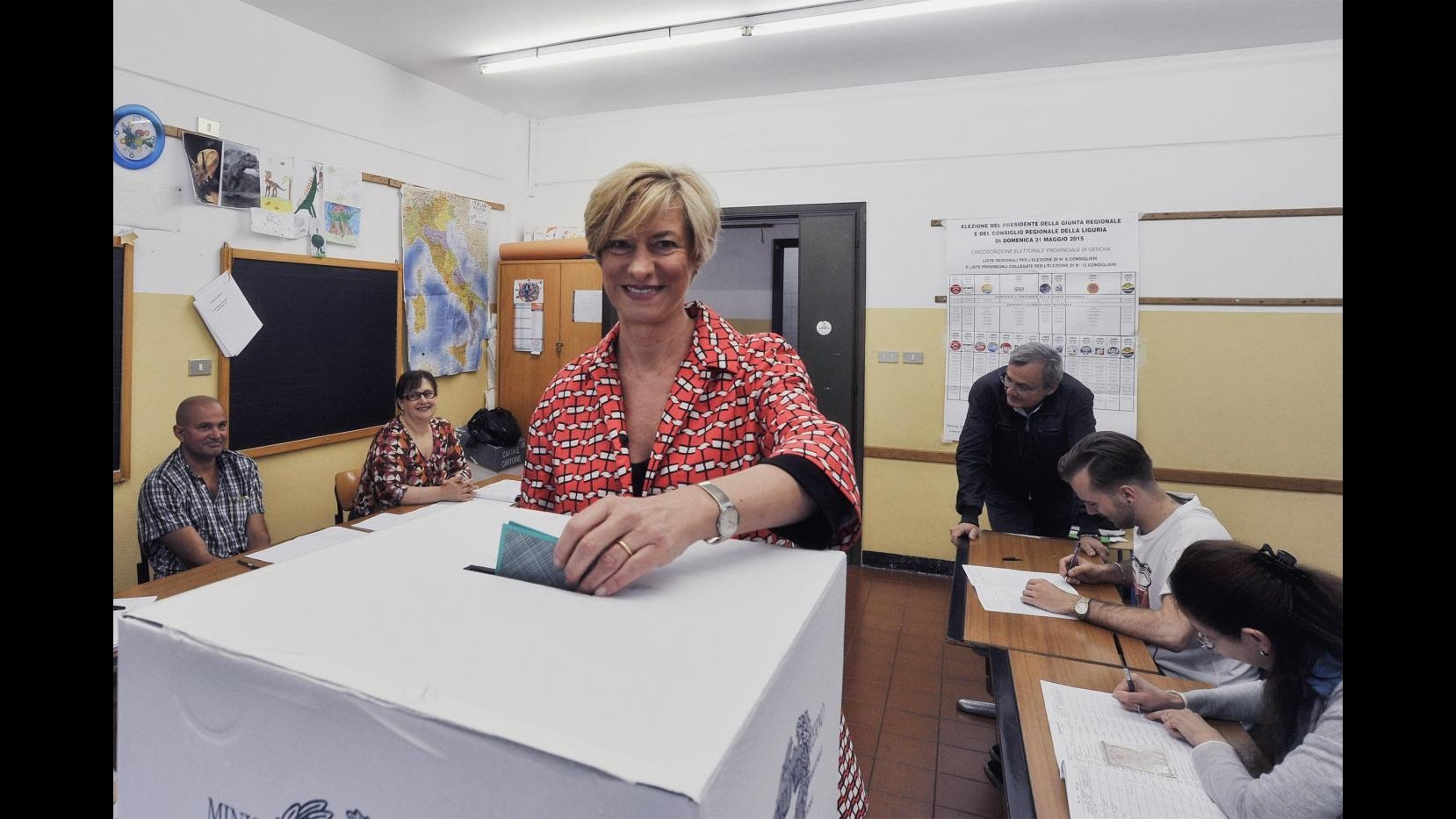 Regionali, alle 12 affluenza del 15%: in aumento del 5% rispetto al 2010