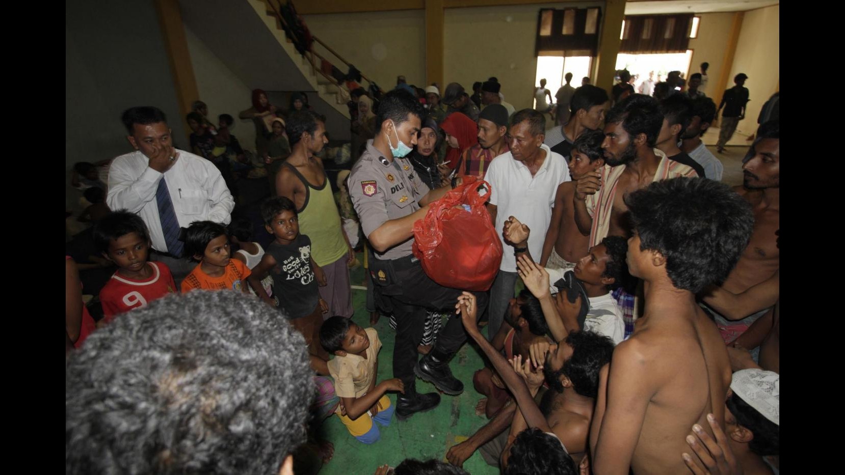 Bloccate in mare 700 persone su barcone al largo di Birmania