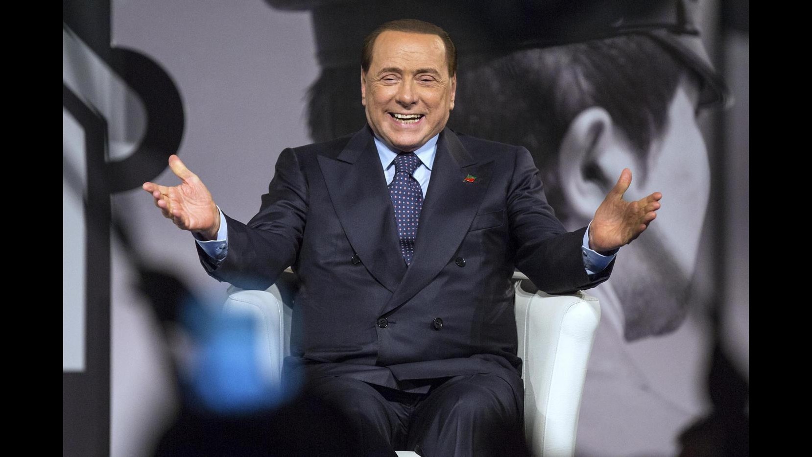 Berlusconi scherza con Barbara D’Urso: “E’ l’unica donna che non ci è stata”