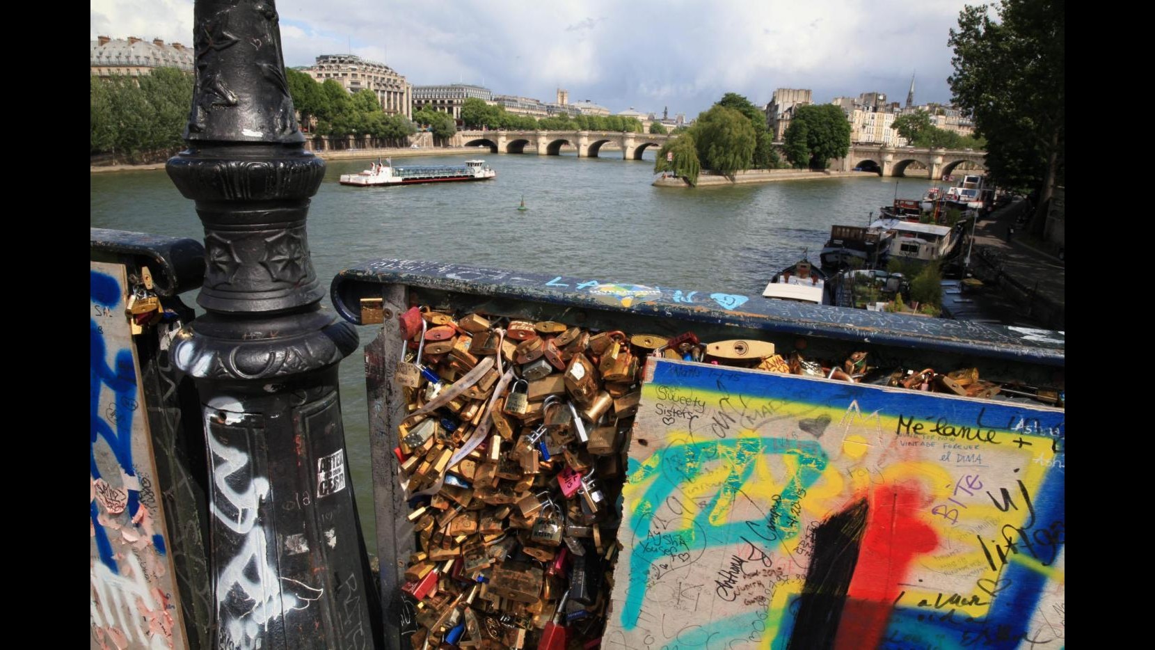 Lunedì via i lucchetti dell’amore da Pont des Arts a Parigi