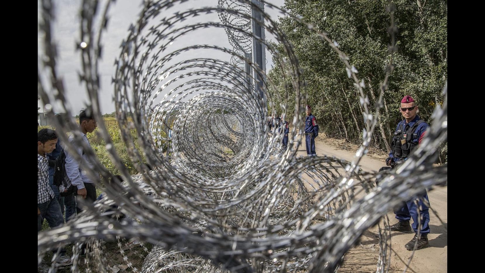 Bimba siriana annega al largo della Turchia  Orban: avviata costruzione della barriera