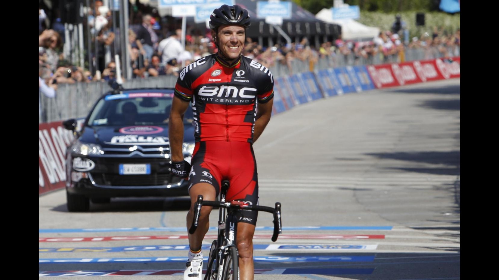 Giro, a Verbania bis Gilbert. Da Contador lezione a Landa ed Aru