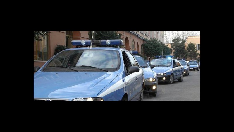 Genova, violento con i genitori lancia mobili alla polizia: arrestato