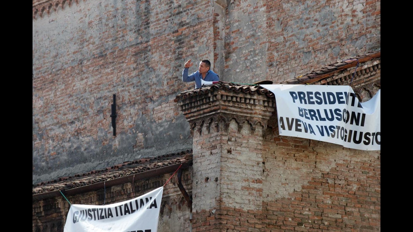 Mantova,si arrampica su tetto di una chiesa: Pronto a stare qui giorni