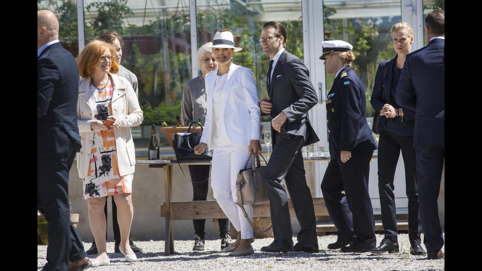 Svezia, principessa Victoria abbagliante in tailleur bianco a Gotland