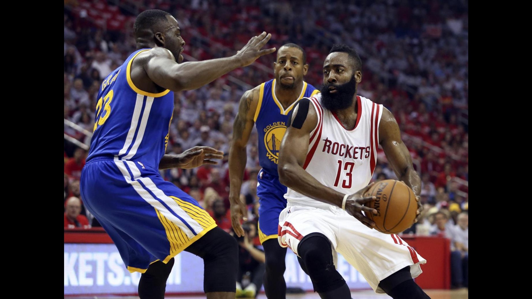 Basket, playoff Nba: Harden da urlo e Houston resiste contro Golden State