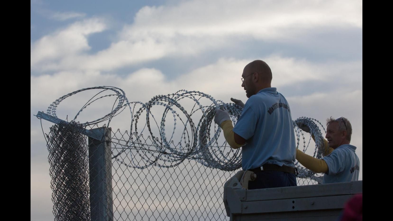 Immigrazione, polizia antisommossa al confine Ungheria-Serbia