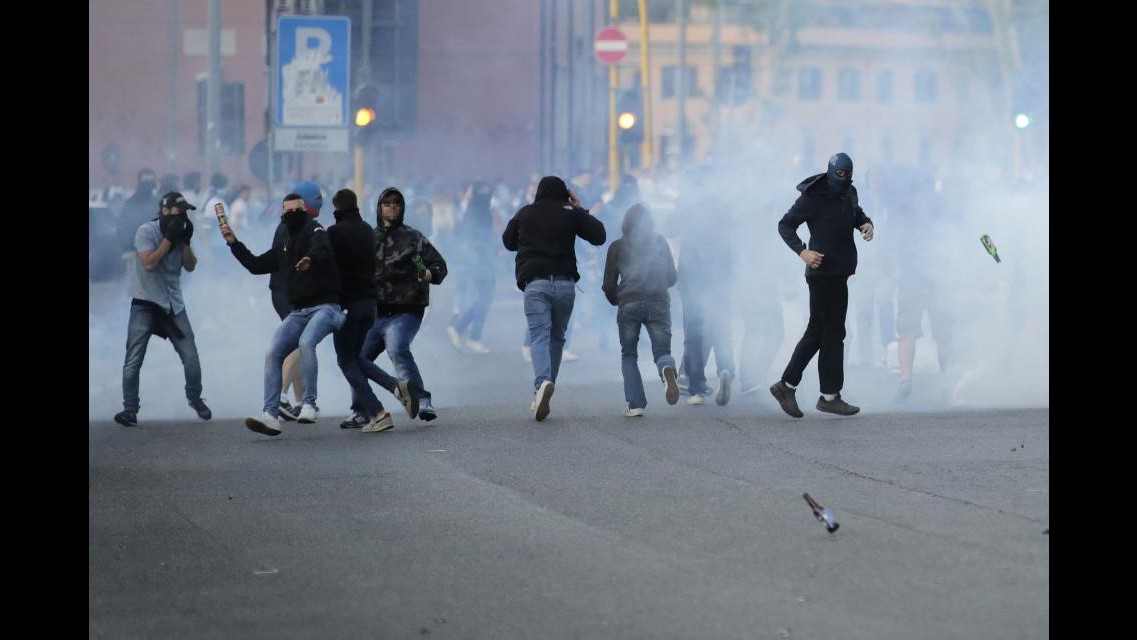 Derby Lazio-Roma, due tifosi accoltellati vicino Olimpico. Tensioni anchedopo la gara, due fermati