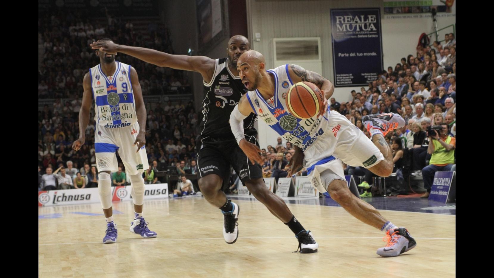 Basket, playoff Serie A: Trento ko, Sassari raggiunge Milano in semifinale