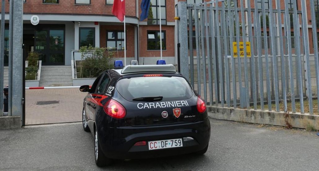 Bari, non pagano la mamma e lui ruba 2 pc a datori lavoro: arrestato