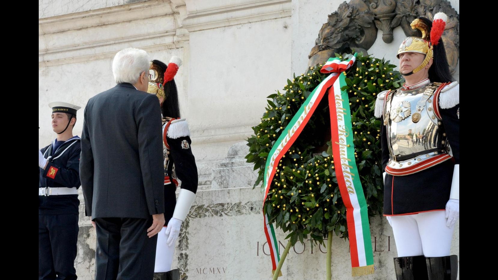 Grande guerra, Mattarella depone corona all’Altare della patria