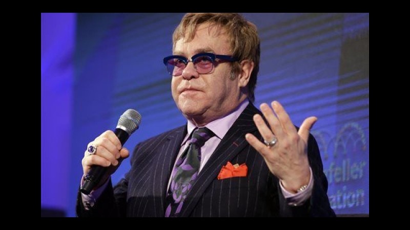 Elton John: Putin mi ha chiamato dopo le critiche sui gay