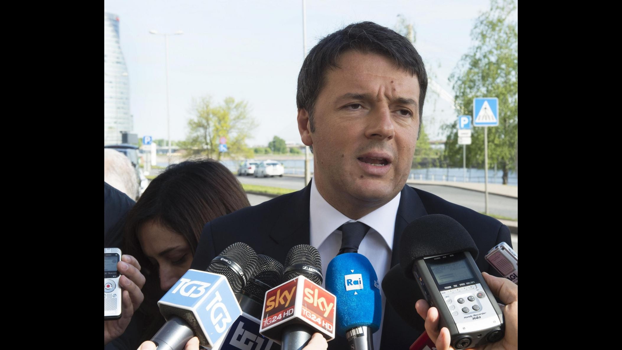 Renzi: Lezioni sulla legalità non le prendiamo. De Luca: Grazie per fiducia