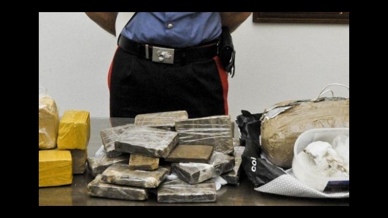 Napoli, nascondono 4,4 kg di marijuana nei bagagli: 2 arresti