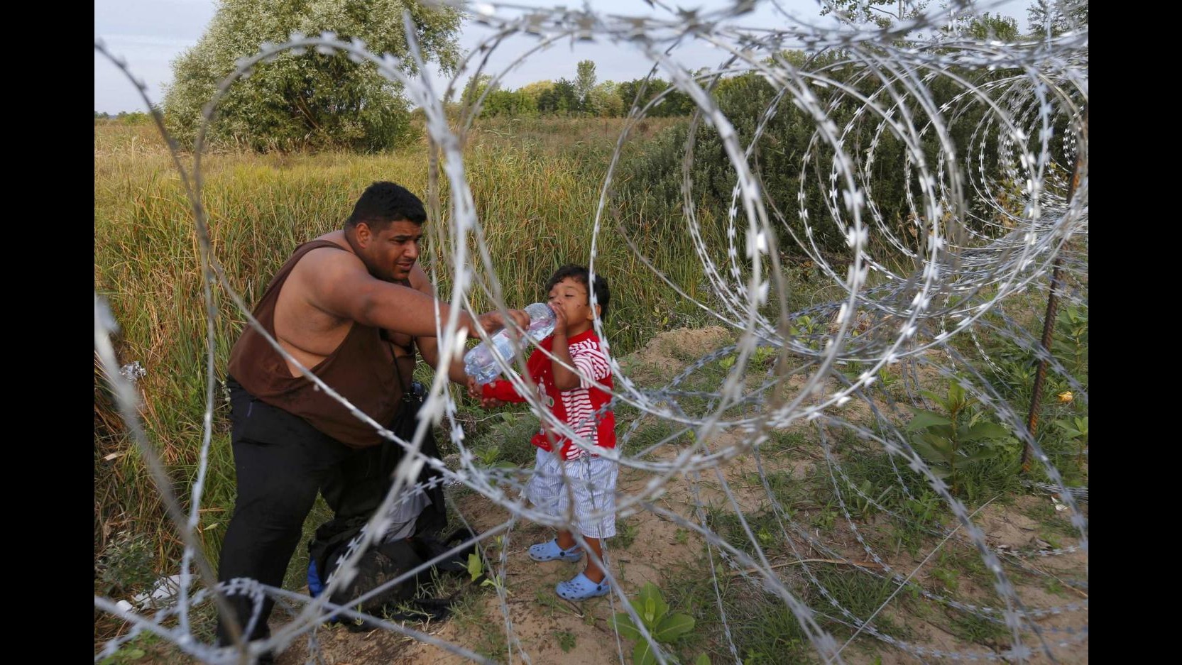 Migranti, l’Ungheria arresta i profughi   Naufragio in Turchia: 22 morti, 4 bimbi