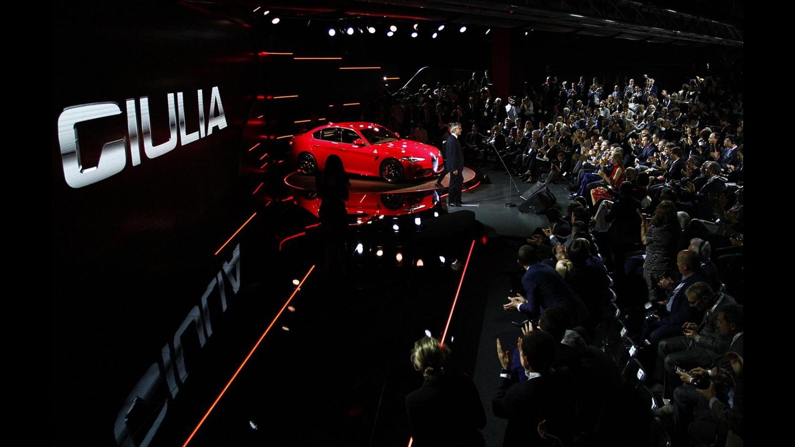 Auto, apre il Salone di Francoforte: ombra Cina su produttori. Malore per il ceo Bmw Auto, apre il Salone di Francoforte: ombra Cina su produttori. Malore per il ceo Bmw