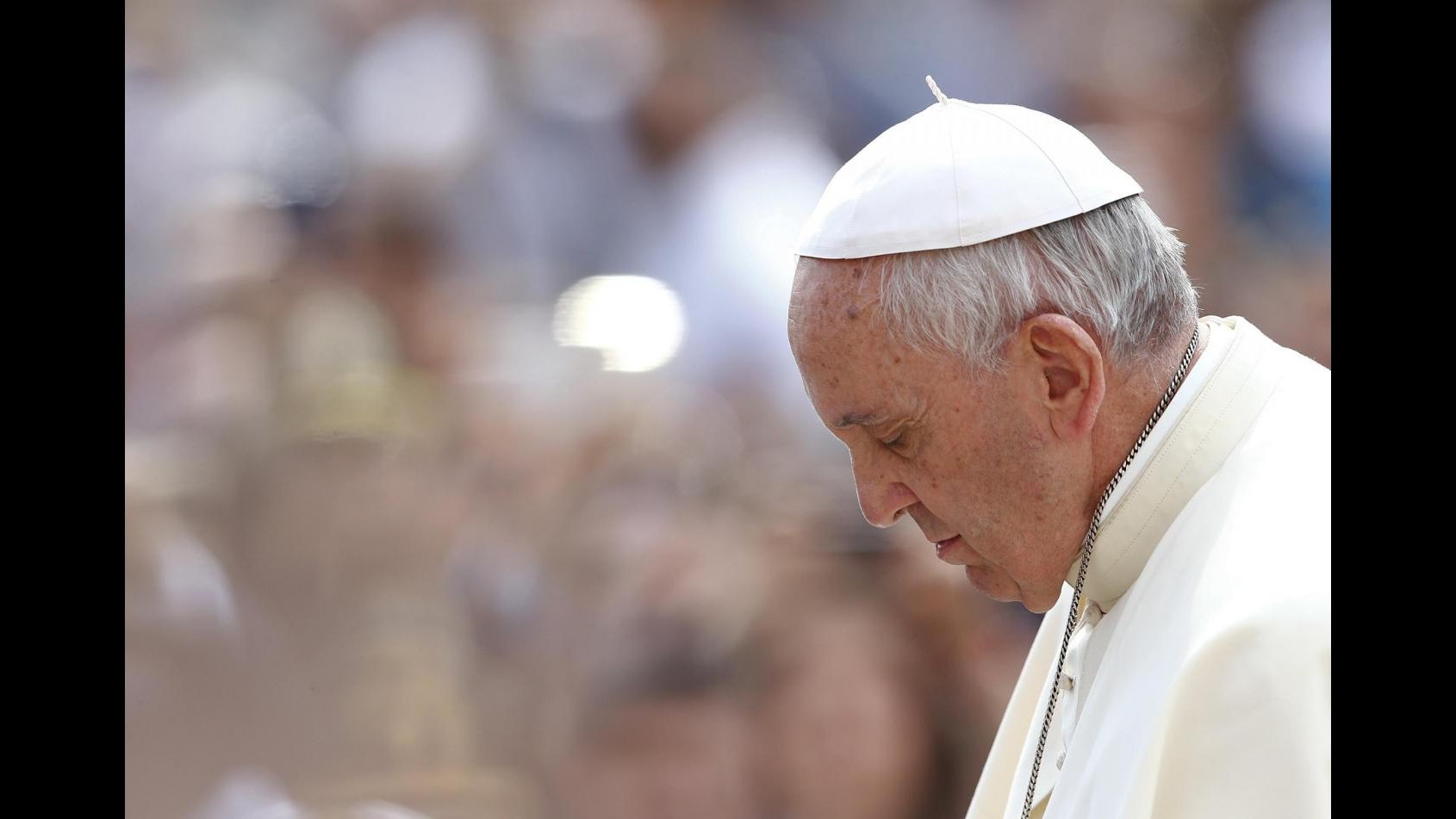 Vaticano, Papa: Non esiste una Chiesa tenuta insieme dalla colla