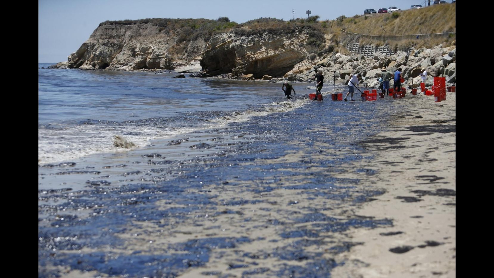 California, 400mila litri petrolio in mare dopo rottura oleodottoDichiarato stato emergenza