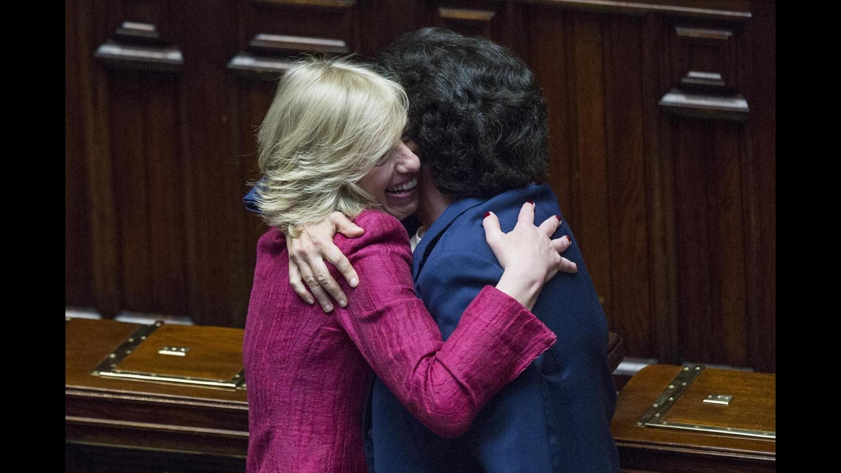 Scuola, tra proteste e lacrime di gioia il testo va in Senato