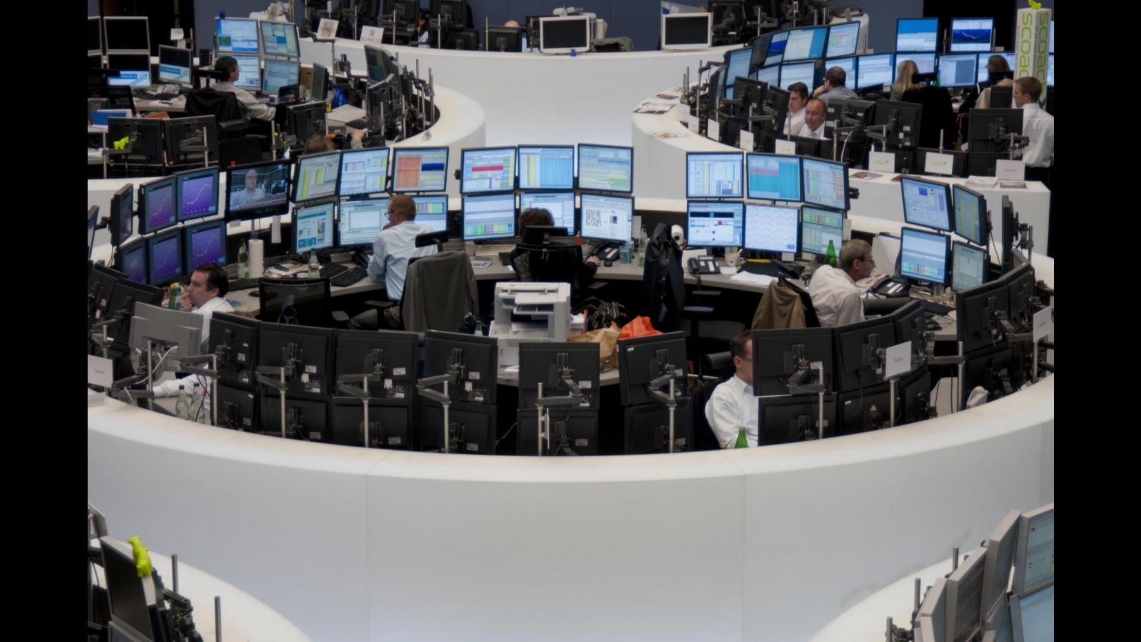Borsa, Milano chiude in cauto rialzo: nuovo tonfo Mps, bene Exor