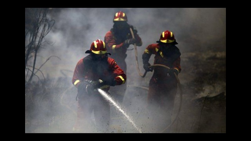 Roma, fiamme in palazzina: distrutto bar e appartamento