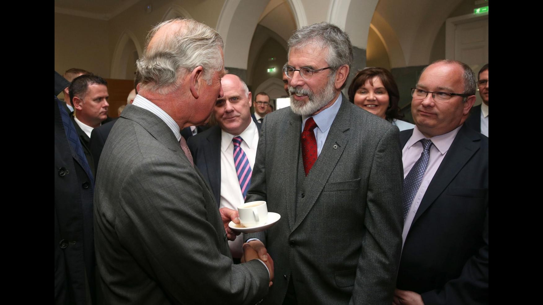 Irlanda, stretta di mano fra principe Carlo e leader Sinn Fein