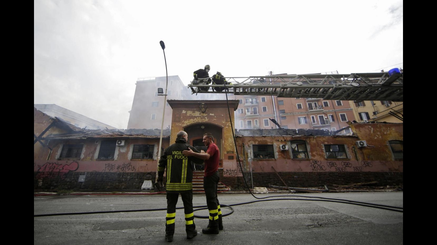 Roma, incendio in ex centro d’accoglienza della coop ‘Un sorriso’ di Buzzi
