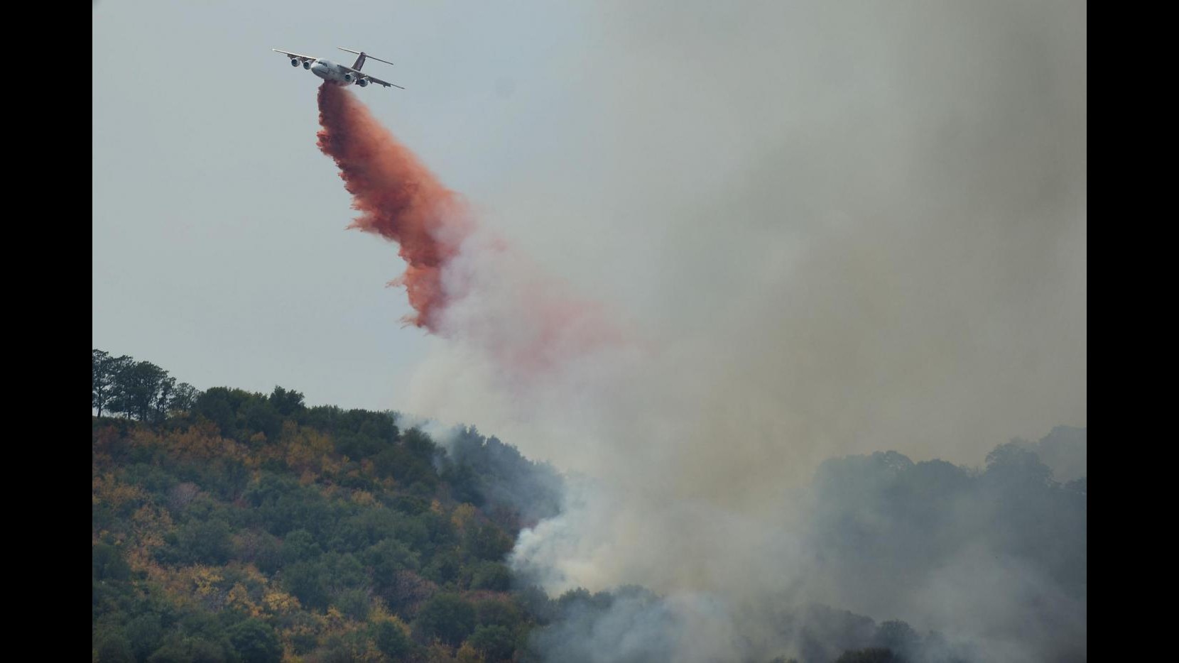Lucca, incendio a Camaiore: bruciano 20mila ettari, 10 case evacuate