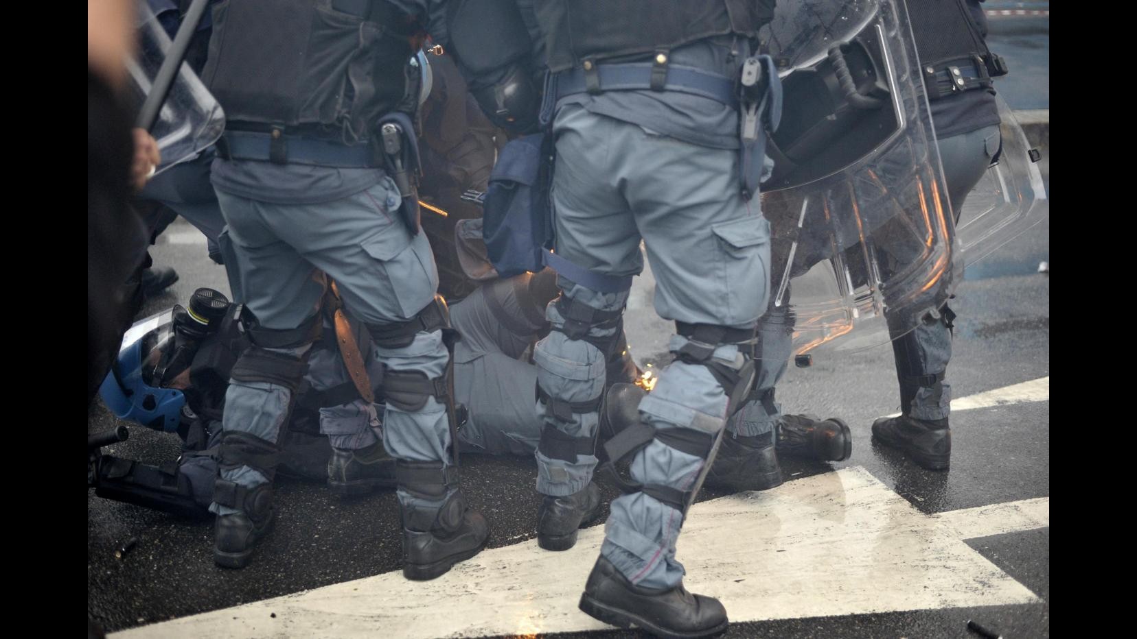 Milano, arrestato antagonista che picchiò agente in scontri No Expo
