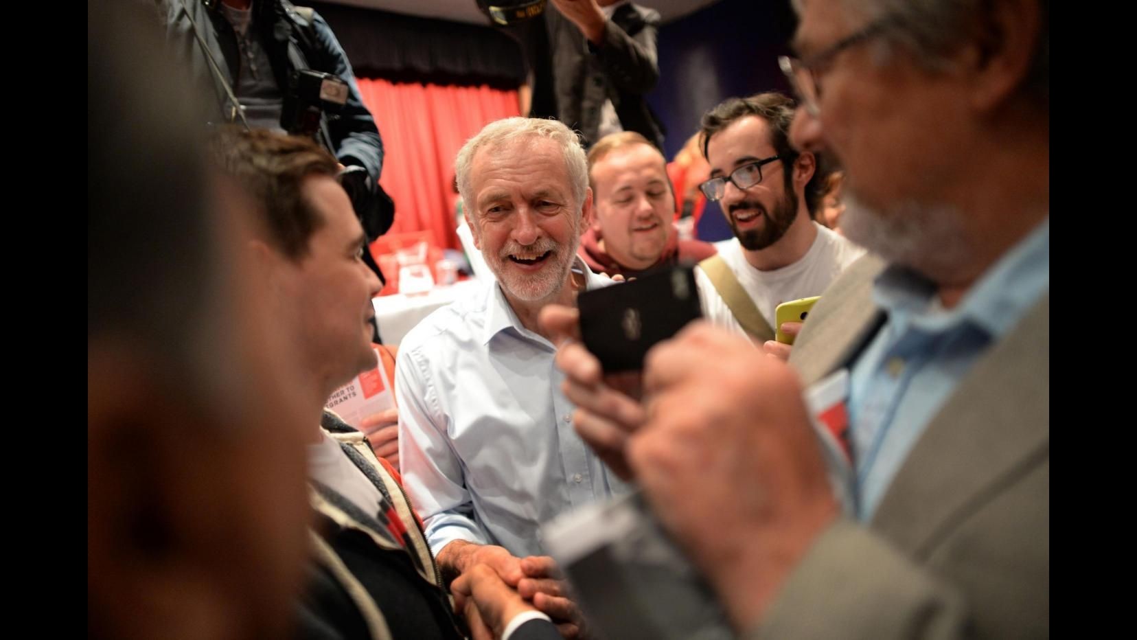 Corbyn ‘il rosso’ pacifista e anty-austerity sconfigge i blairiani