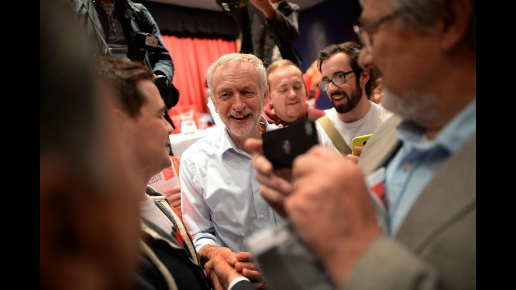 Regno Unito, sindacati appoggiano elezione di Corbyn a capo Labour