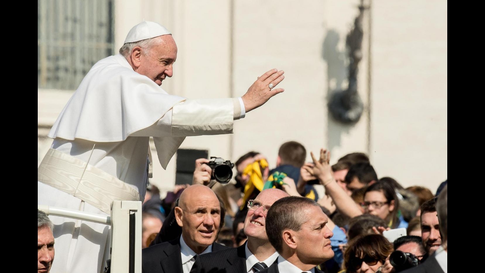 Vaticano, Papa in piazza San Pietro: proclamate quattro sante