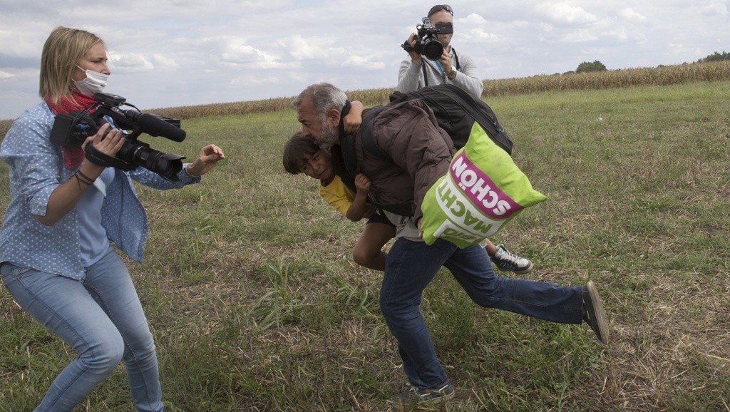 Immigrazione, videoperatrice si scusa per sgambetto: Ero nel panico