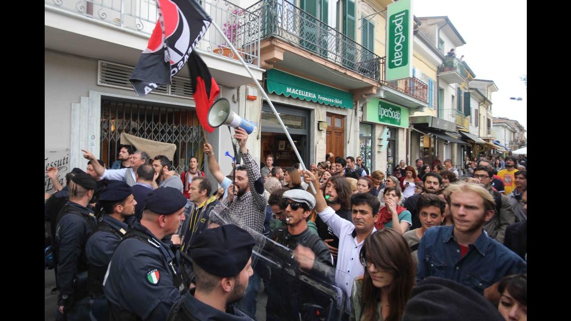 Salvini contestato a Massa e Viareggio: due feriti