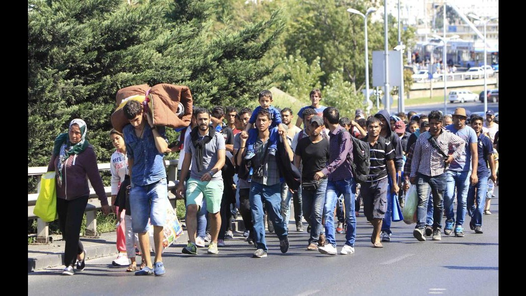 Cibo lanciato a migranti: polizia ungherese apre indagine