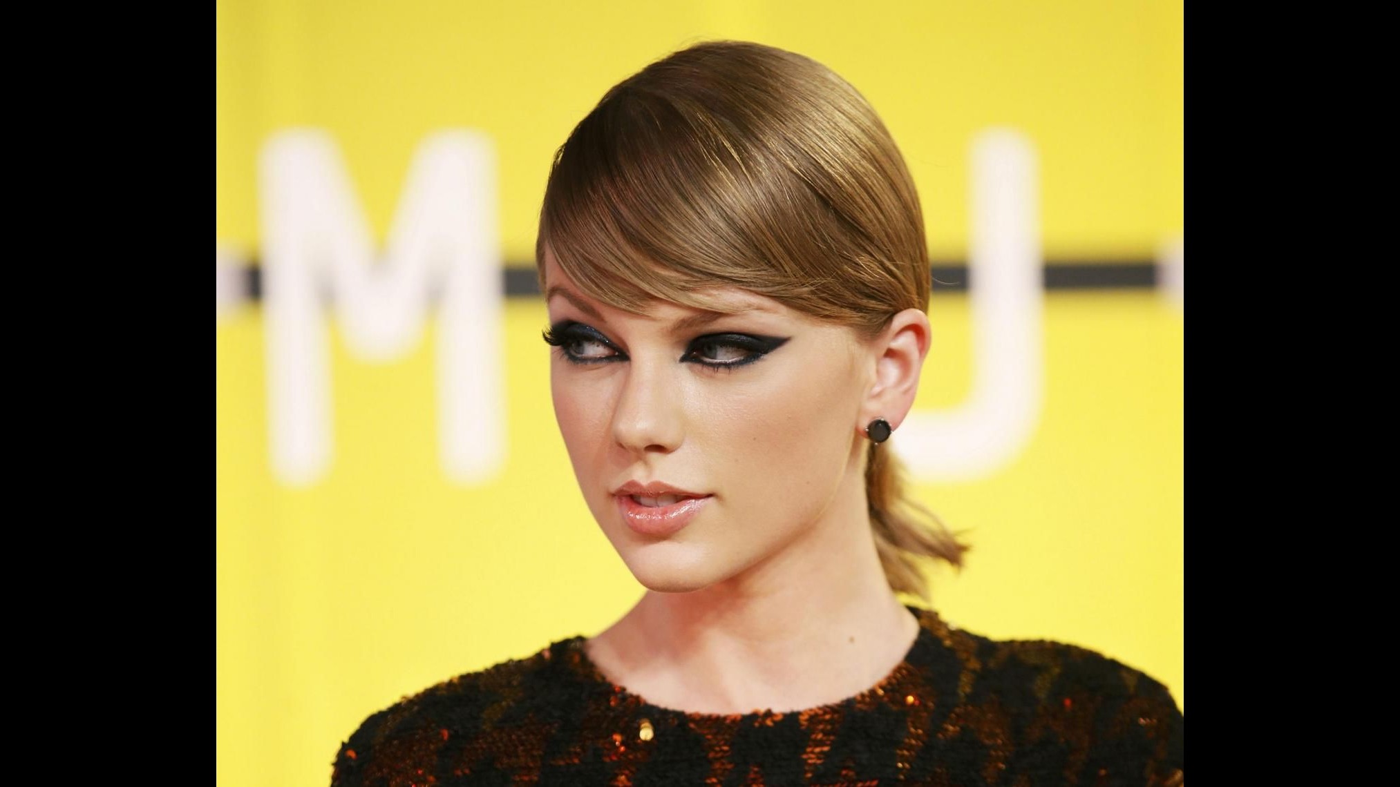 Paura per Taylor Swift: suona allarme antincendio, lei in accappatoio
