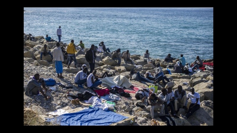 Immigrazione, a Ventimiglia gruppo di francesi protesta contro i respingimenti