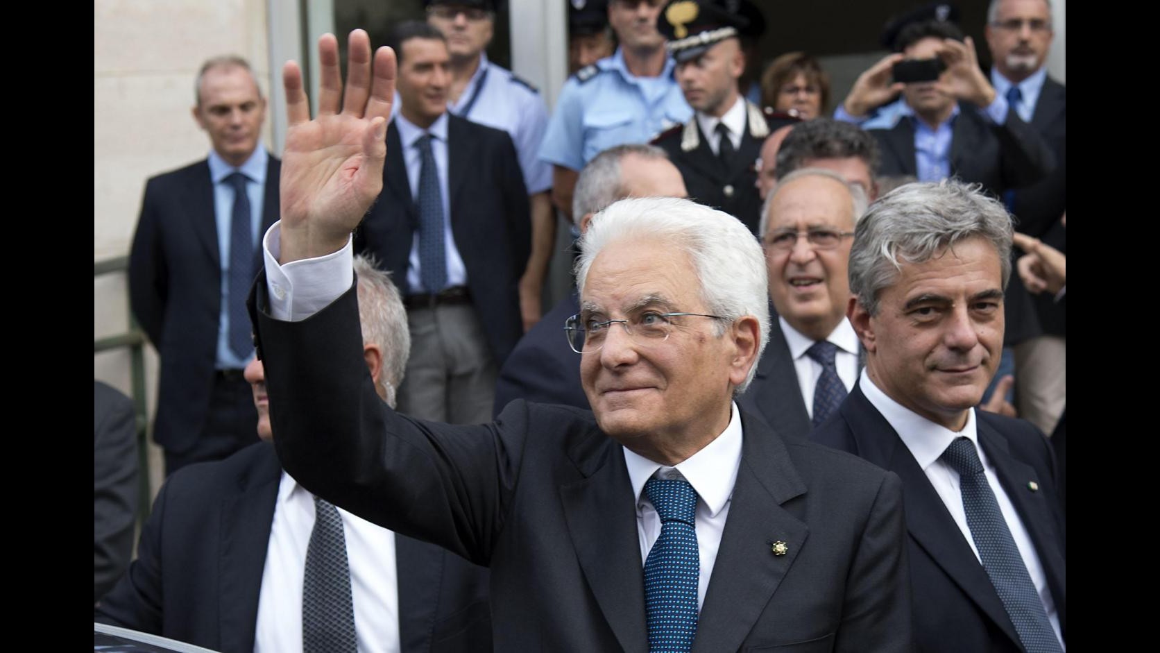 Il presidente Mattarella: La scuola è legalità, a Napoli la camorra sarà sconfitta