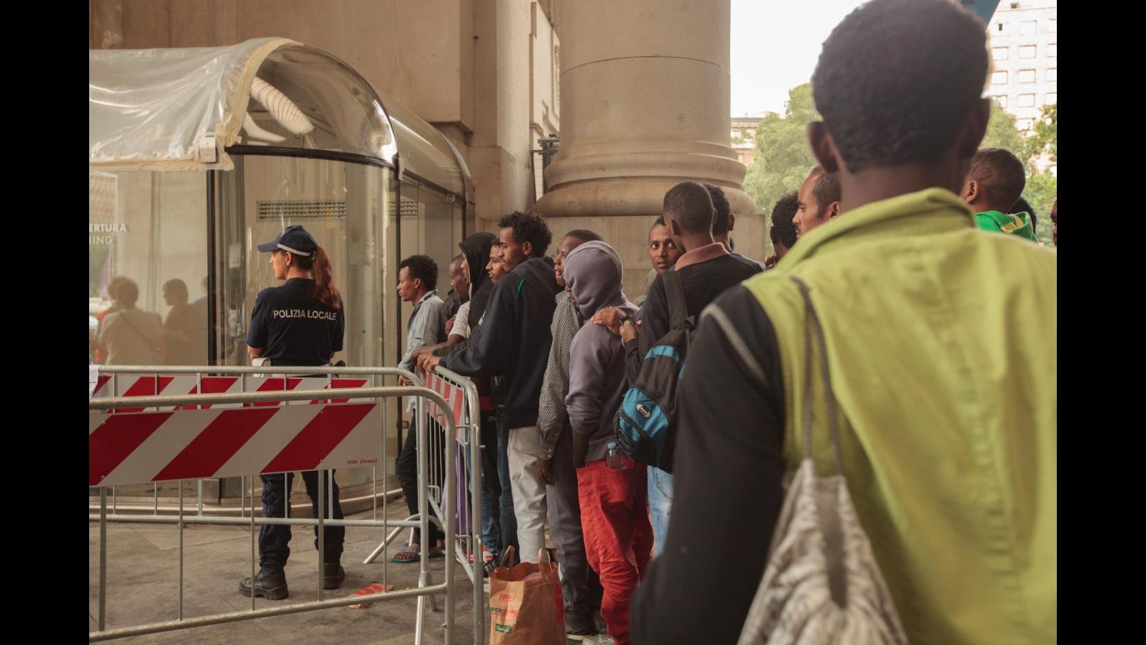 Milano, studenti solidali coi migranti ospitati in stazione: Benvenuti
