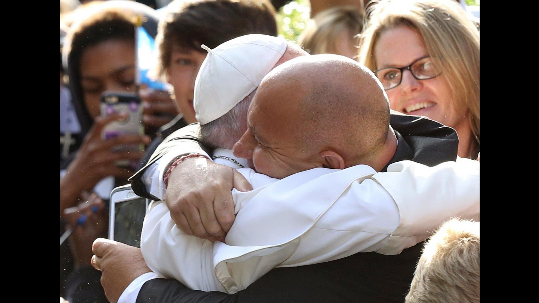 Papa Francesco vede le vittime degli abusi dei preti: Una vergogna, anche Dio piange