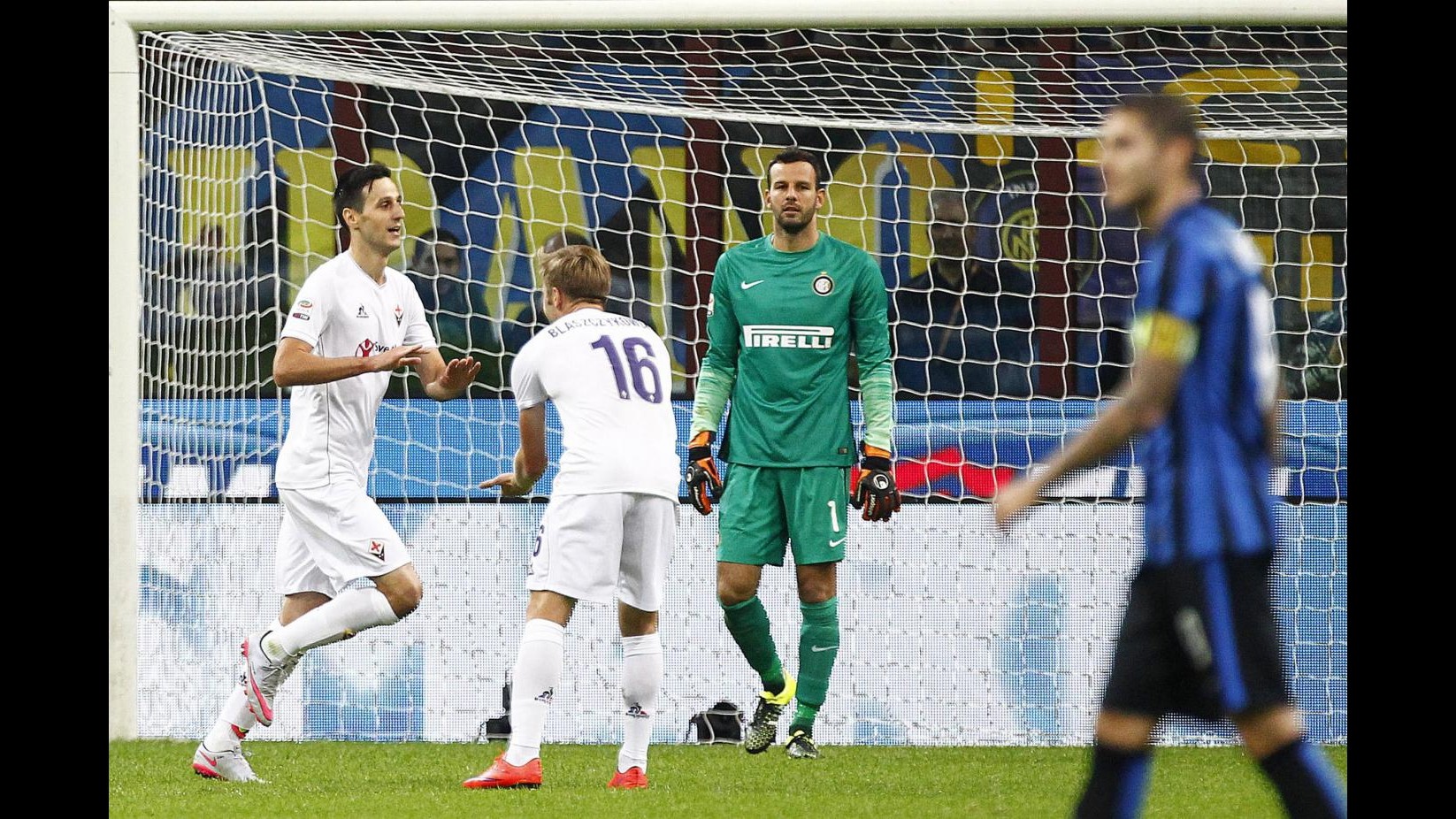 Fiorentina cala poker a San Siro e aggancia Inter in vetta