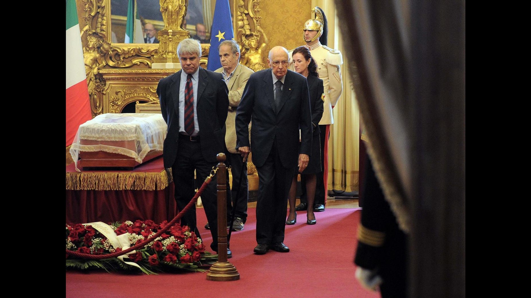Ingrao, Mattarella alla camera ardente: previsti per domani alle 11 i funerali di Stato