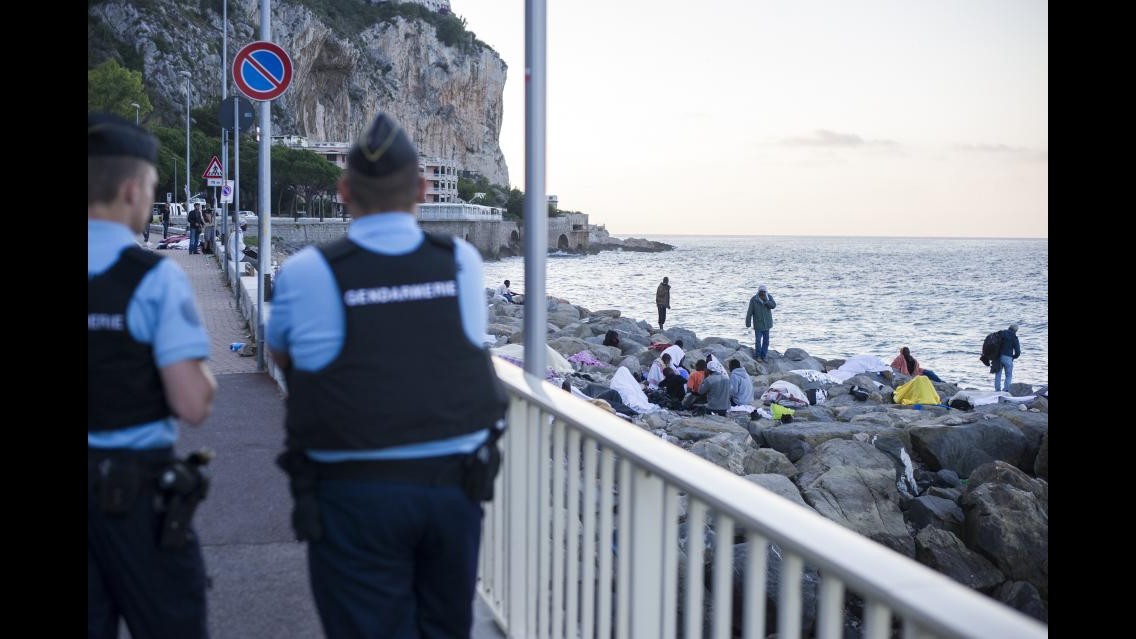 Parigi alza un muro: Italia gestisca i migranti  Renzi: Soluzioni all’altezza o faremo da soli