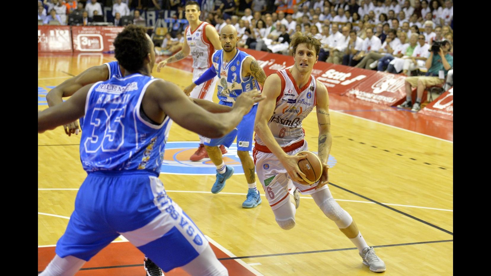 Basket, finale scudetto: Reggio Emilia show con Polonara, Sassari travolta 82-63 in gara 1