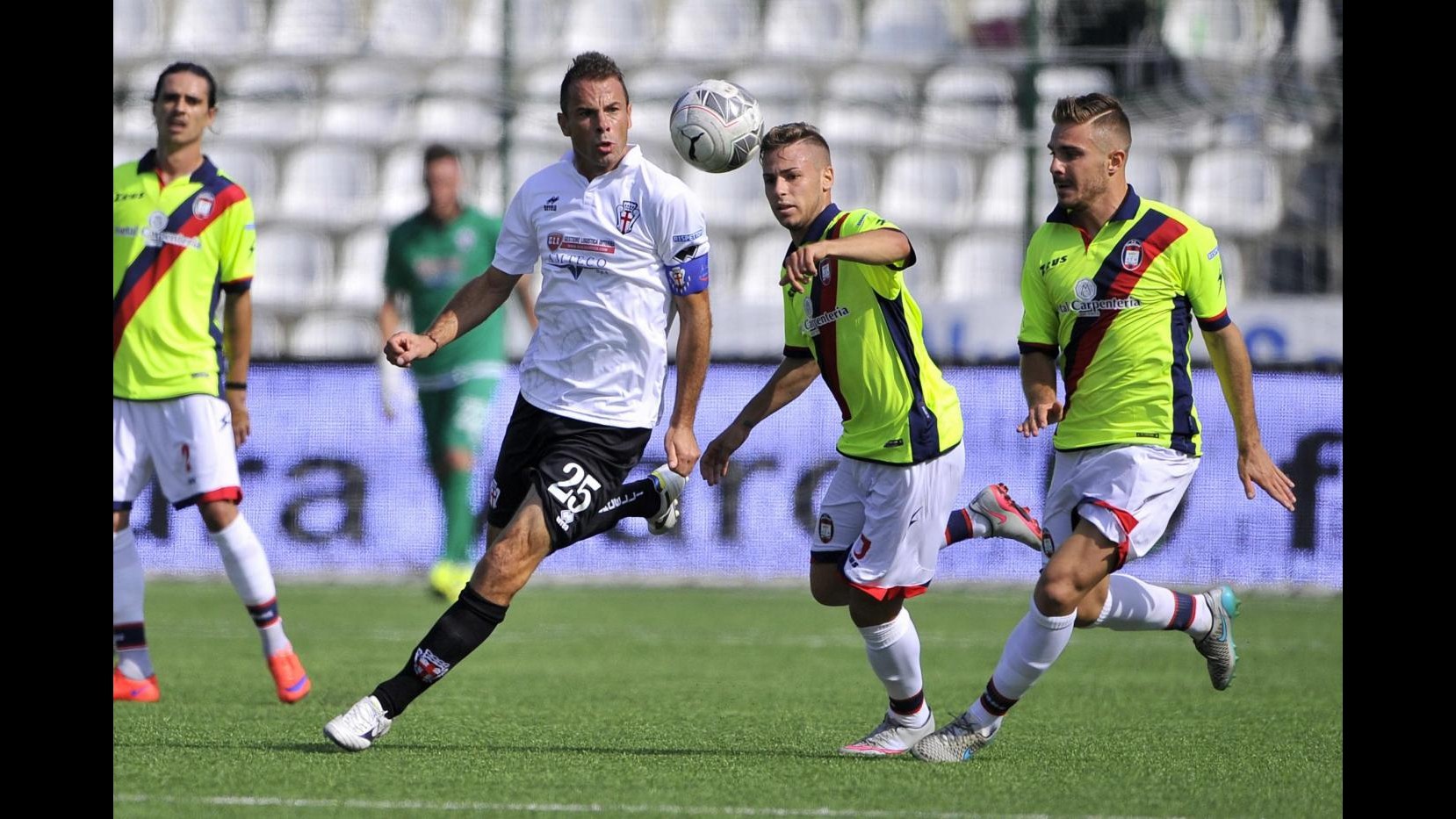 Calcio, Serie B: Pro Vercelli-Crotone 0-2