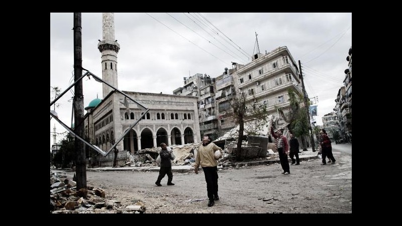 Siria, ribelli addestrati da Usa consegnano armi a Fronte Nusra