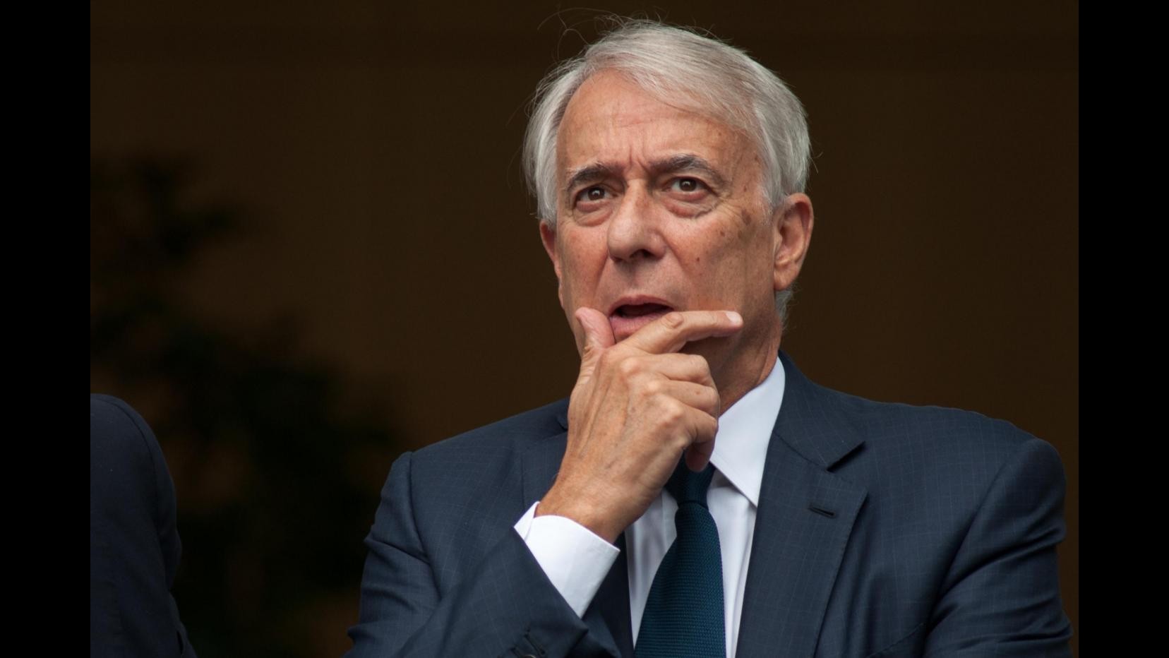 Immigrazione, Pisapia: Sparito degrado da stazione. A giornalista: Li ospita lei a Sky?
